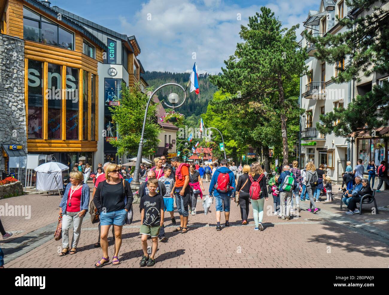 Die Straße Krupówki im Tatra Mountains Resort in Zakopane, beliebte Touristenmeile mit Geschäften und Restaurants, Zakopane, Kleinpolen, Polen Stockfoto