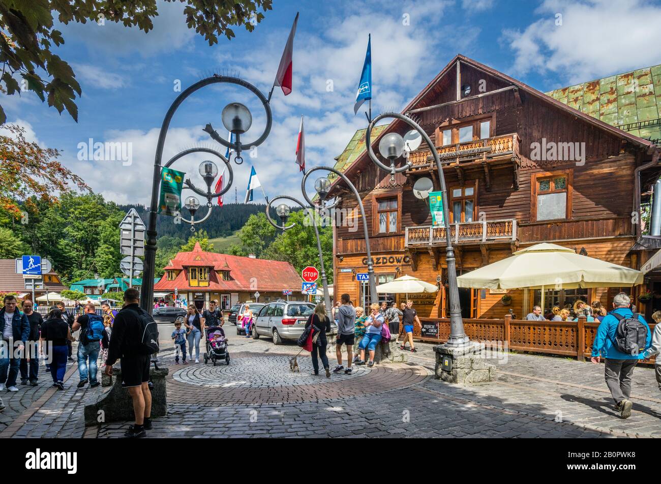 Die Straße Krupówki im Tatra Mountains Resort in Zakopane, beliebte Touristenmeile mit Geschäften und Restaurants, Zakopane, Kleinpolen, Polen Stockfoto