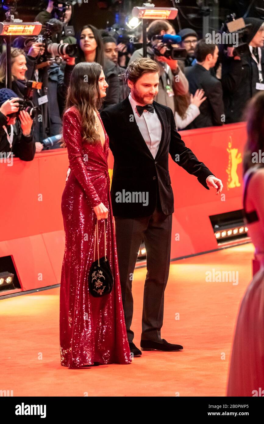 Daniel Bruehl und seine Ehefrau Felicitas Rombold bei der Eroeffnung der 70. Die Internationalen Filmfestspiele der Berlinale mit dem My Salinger Year Film Pre Stockfoto