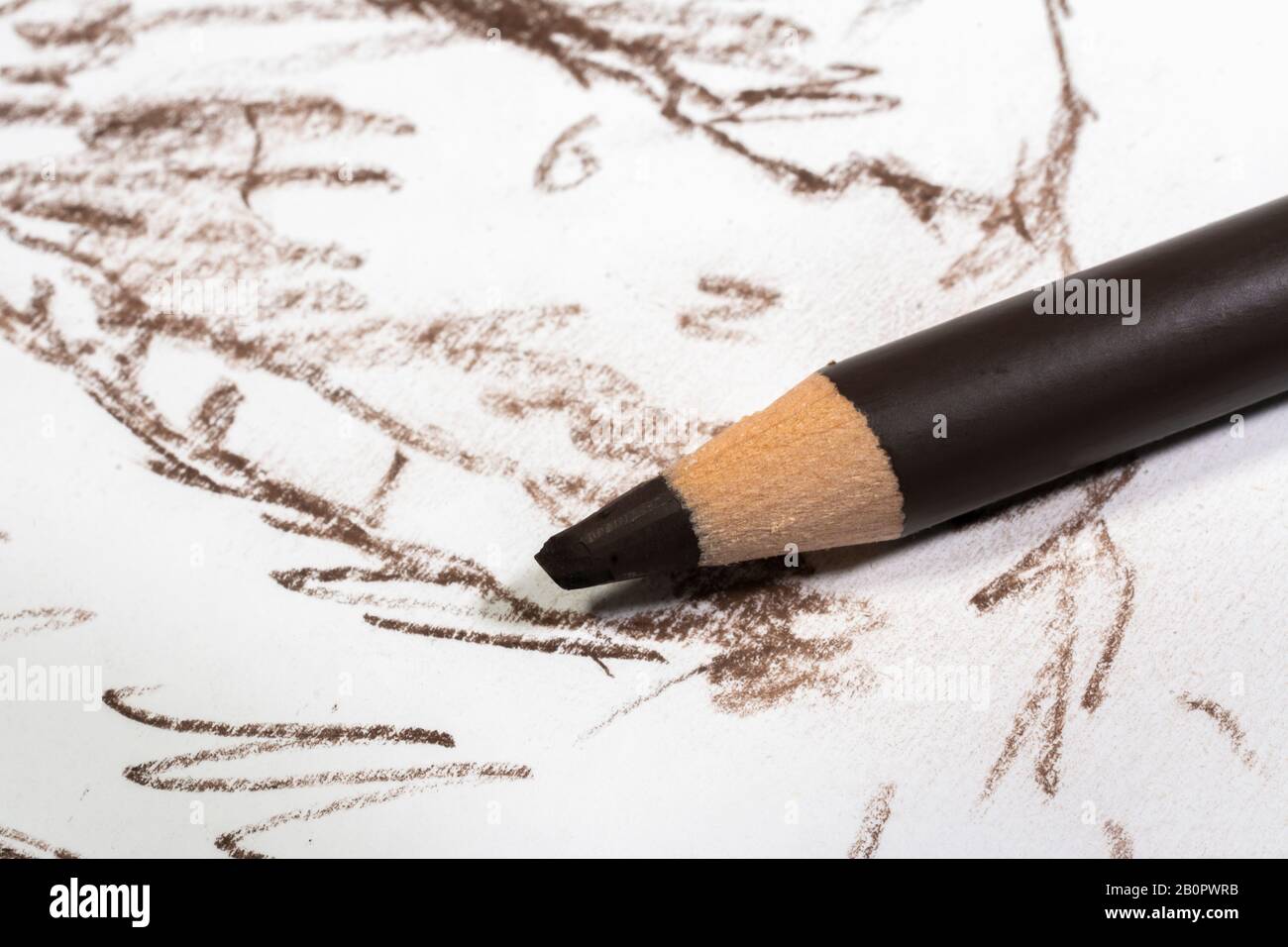Sepia-farbener Bleistift auf einer Kunstzeichnung Stockfoto