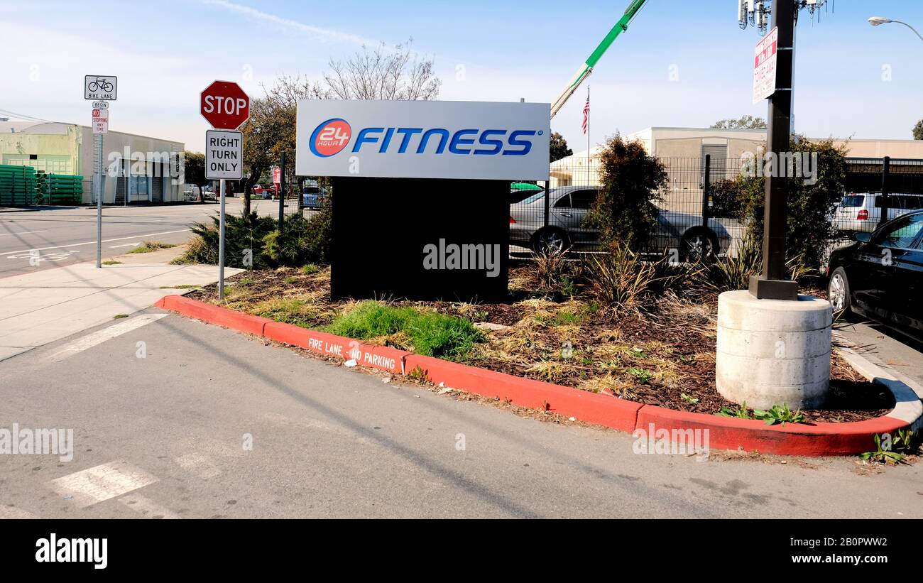 Schild am Eingang des Parkplatzes für 24-Stunden-Fitness in Redwood City, Kalifornien, USA. Stockfoto