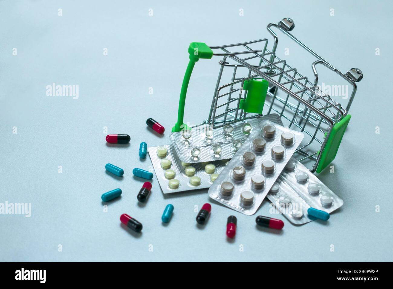 Viele Pillen in einem kleinen Warenkorb. Konzeptioneller Vertrieb medizinischer Produkte. Kopierbereich. Stockfoto