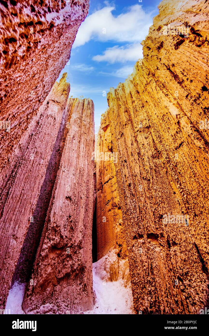 Die dramatischen und einzigartigen Muster von Slot Canyons im Cathedral Gorge State Park in der Wüste von Nevada, Vereinigte Staaten Stockfoto