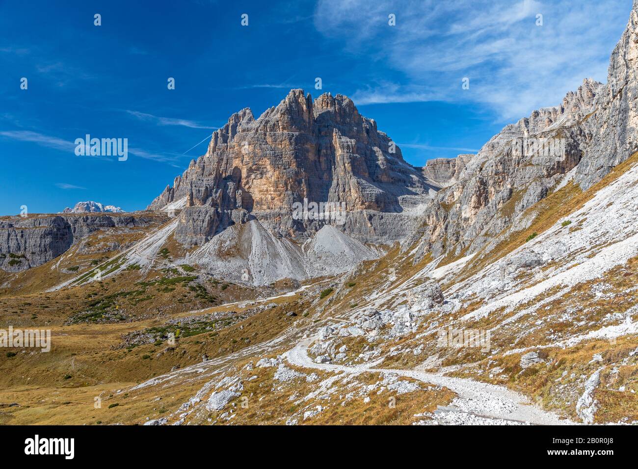Wanderpfad rund um den Paternkofel mit Blick auf den Passportenkofel, die Alpen, die Südtirol Stockfoto
