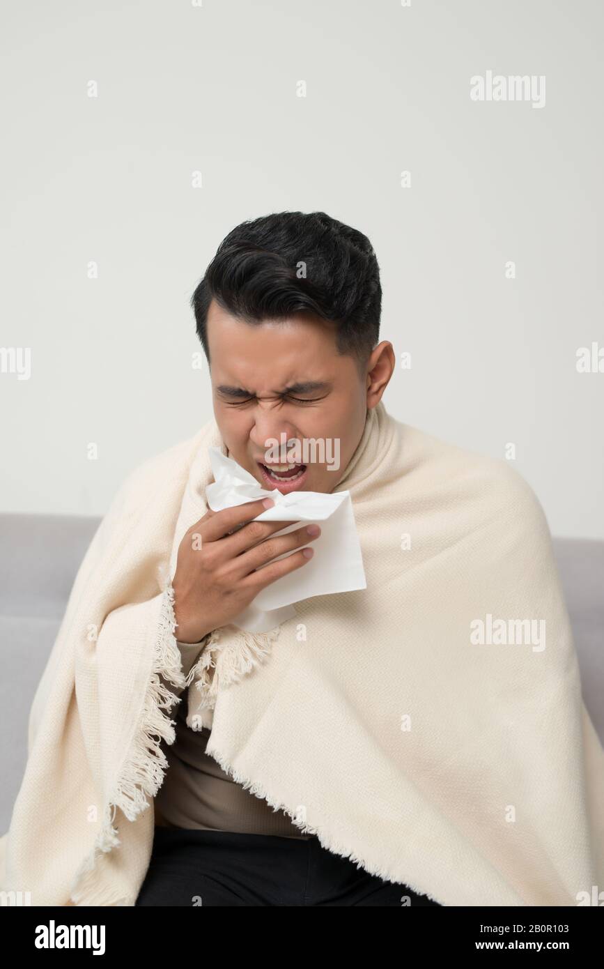 Männer haben Grippe, Virus oder allergische Atemwege. Gesund, Medizin und Menschen. Kopfschmerzen und Fiebermittel. Stockfoto