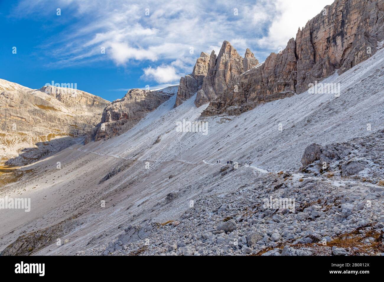 Wanderweg auf der Nordwand des Paternkofel-Gebirges, der in den Bergen der Alpen, der in Südtirol liegt Stockfoto