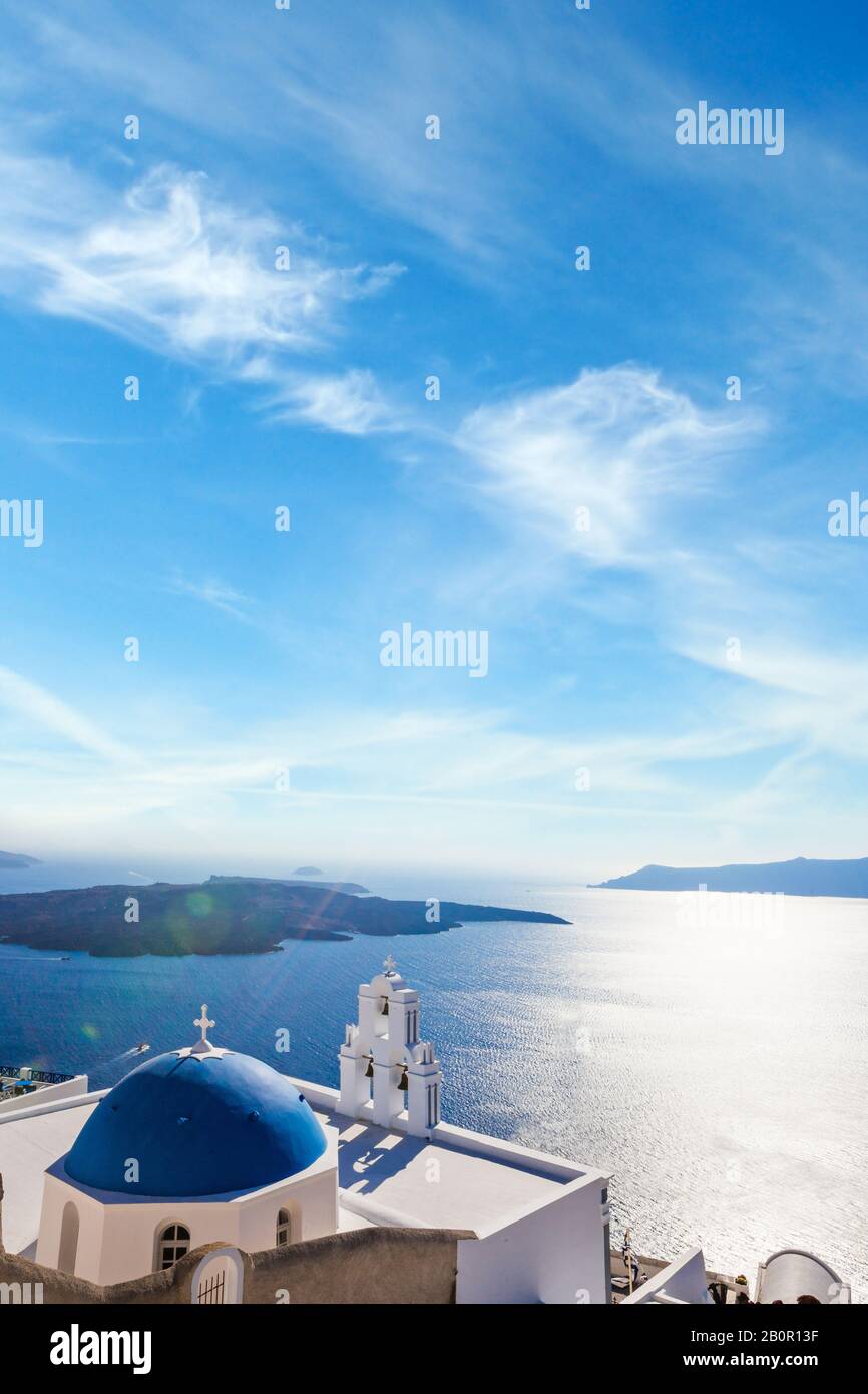 Lokale Kirche mit blauer Kuppel im Dorf Oia, Insel Santorini Stockfoto