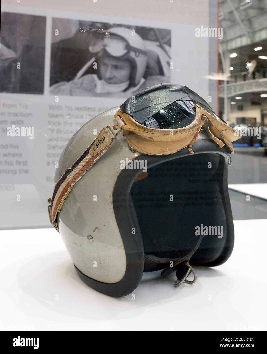 Eine Hommage an Bruce McLaren Ausstellung eines seiner frühen Crashhelms auf Der London Classic Car Show bei Olympia London UK 20/02/2020 Stockfoto