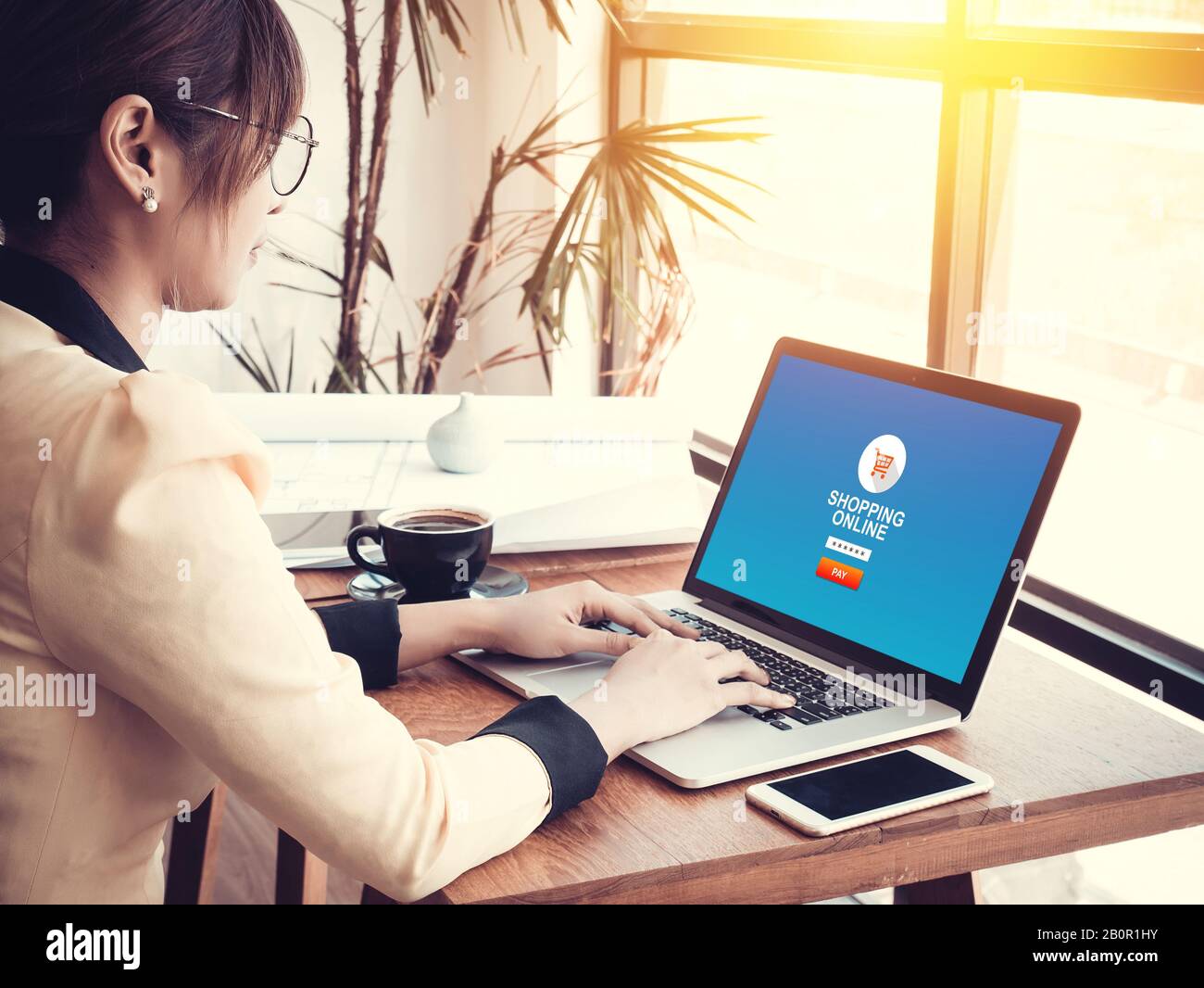 Frauen verwenden das Passwort für die Sicherheit Anmelden auf der Online-Shopping-Website auf dem Laptop-Bildschirm für das Kaufen von Sachen. Online-Shopping Sicherheit und Schutz Konzept Stockfoto