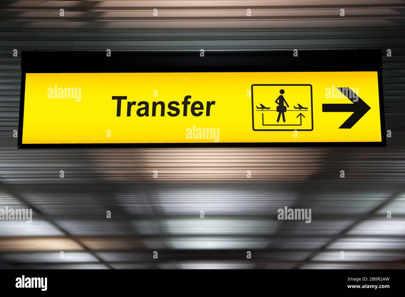 Hinweisübertragung mit Pfeil für Richtung für Transitpassagiere, um das Flugzeug für das Ziel zu wechseln. Gelber Transfer für Anschlussflugzeichen am ai Stockfoto