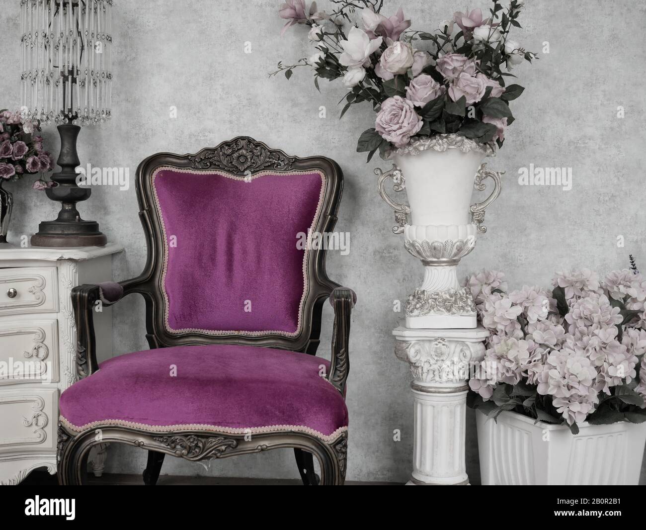 Vintage-Stuhl in antiker Zimmerdekoration mit alten antiken Möbeln. Vintage-Klassiker-Innenhintergrund für Tapeten. Bild ist in PA gemalt Stockfoto
