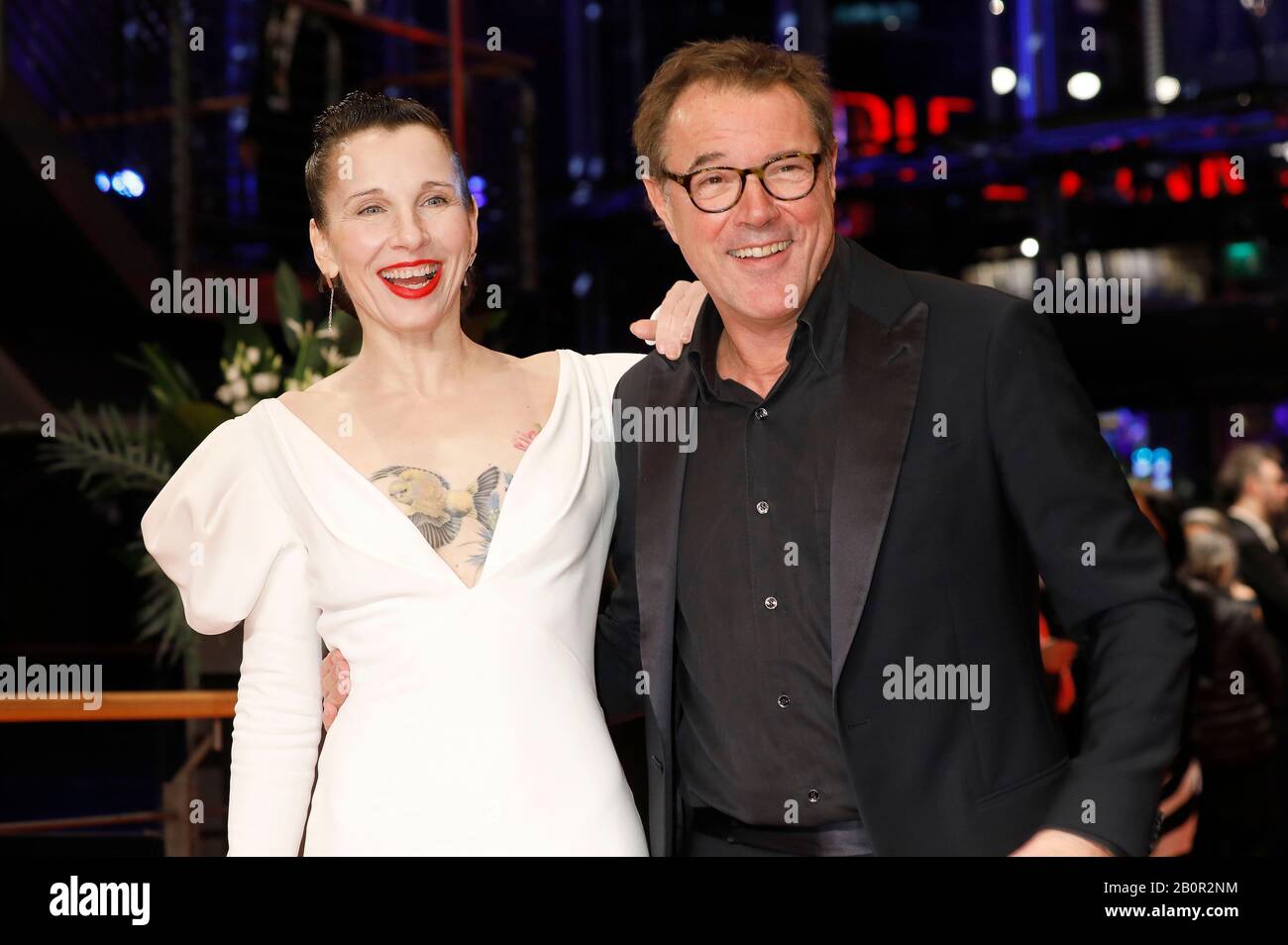 Berlin, Deutschland. Februar 2020. Meret Becker und Sebastian Koch besuchen die Eröffnungsnacht und "My Salinger Year'Premiere" beim 70. Internationalen Filmfestival Berlin/Berlinale 2020 im Berlinale Palast am 20. Februar 2020 in Berlin, Deutschland. Kredit: Geisler-Fotopress GmbH / Alamy Live News Stockfoto