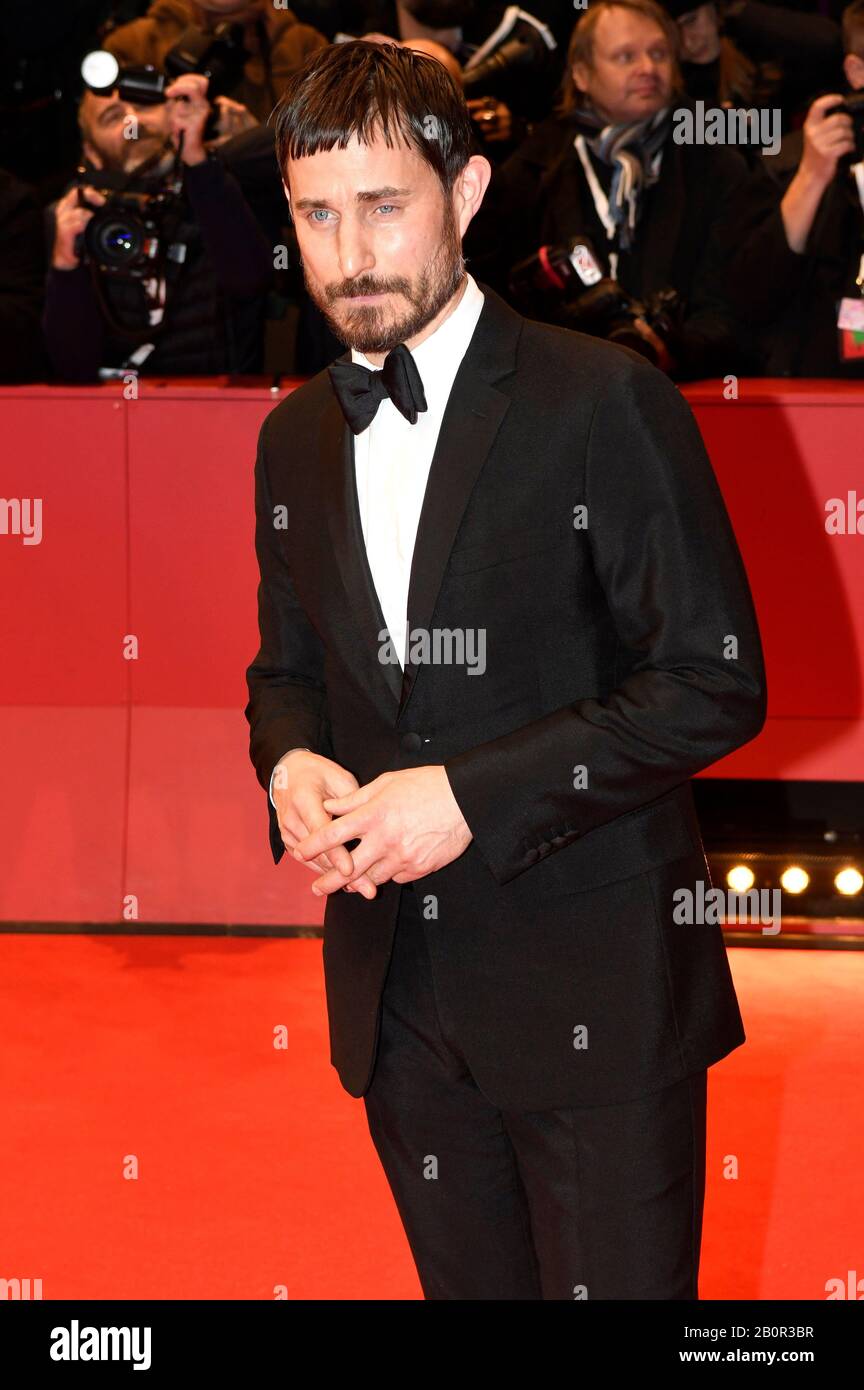 Berlin, Deutschland. Februar 2020. Clemens Schick besucht die Eröffnungsnacht und die Premiere des "My Salinger Year" beim 70. Internationalen Filmfestival Berlin/Berlinale 2020 im Berlinale Palast am 20. Februar 2020 in Berlin, Deutschland. Kredit: Geisler-Fotopress GmbH / Alamy Live News Stockfoto