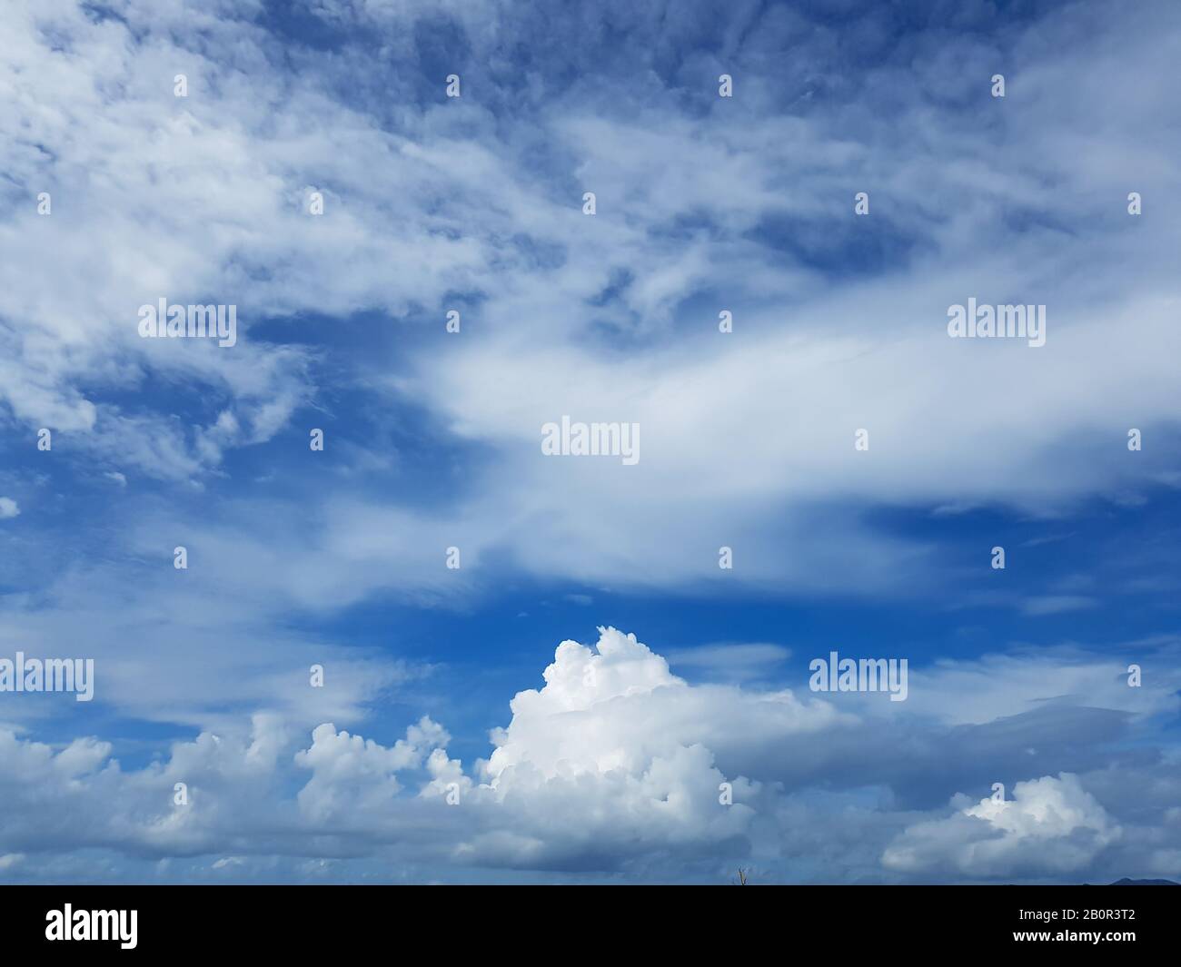 Schöner blauer Himmel mit weißen Wolken. Hintergrund der Skyscape für Tapeten. Stockfoto