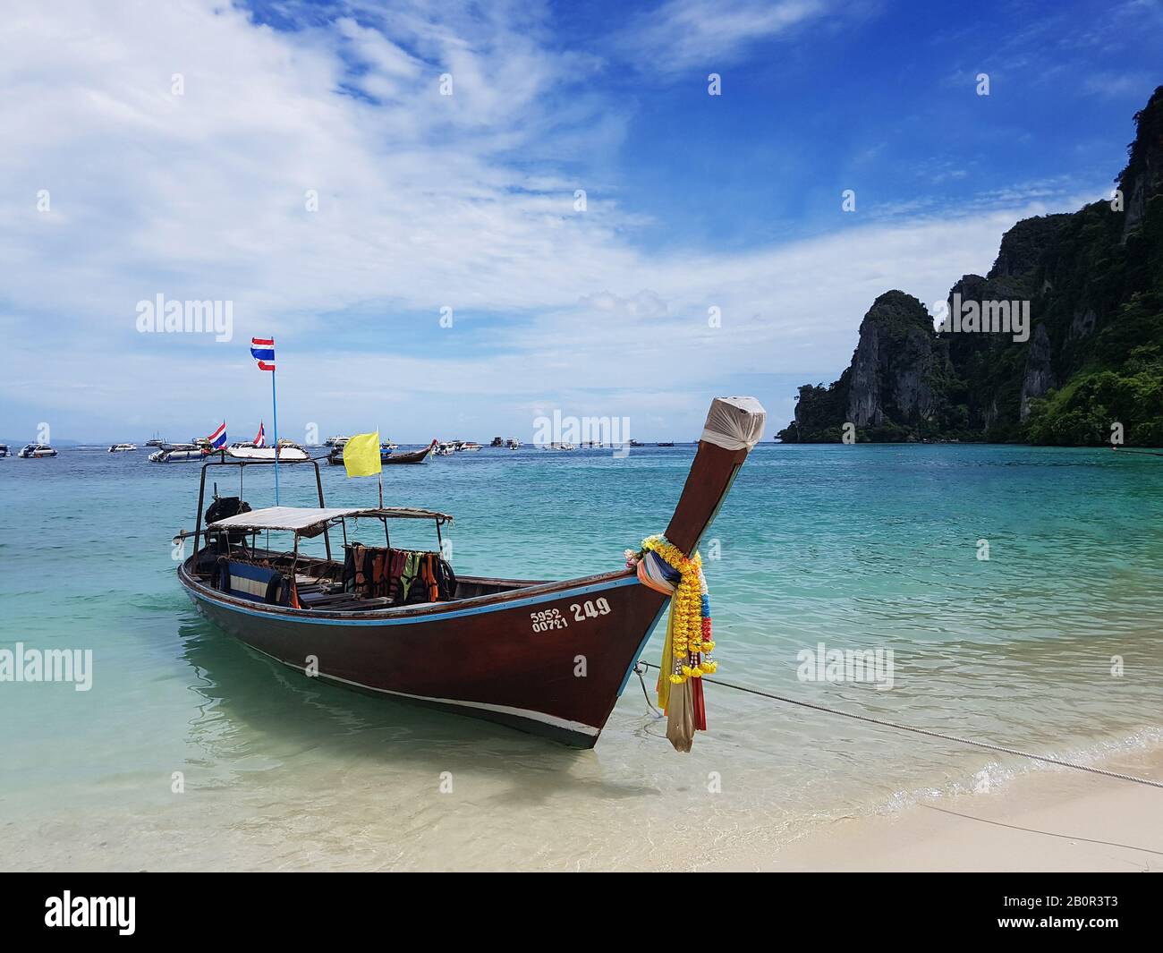 Longtale Thai-Taxiboot am weißen Strand und blauer Himmel auf PP Island, Phuket, Thailand. Schöner Strand, Sommerkonzept. Phuket ist der Pop-up-Bereich Stockfoto