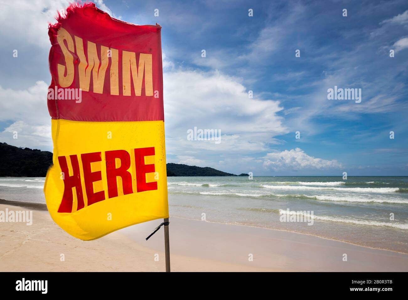 Flagge mit Schild schwimmen hier am Strand für Touristen informieren für Sicherheitsbereich, wo sicher zu schwimmen. Sommerstrand in phuket, thailand. Sicherheit, Sicherheit Stockfoto