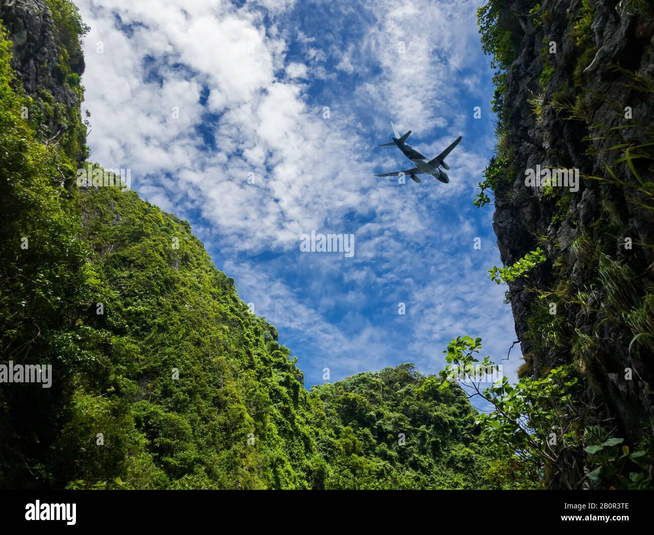 Flugzeug abheben , fliegen über die Berge Blick. Silhouette eines großen Passagier- oder Frachtflugzeugs, Fluglinie am wolkigen blauen Himmel. Transport Stockfoto