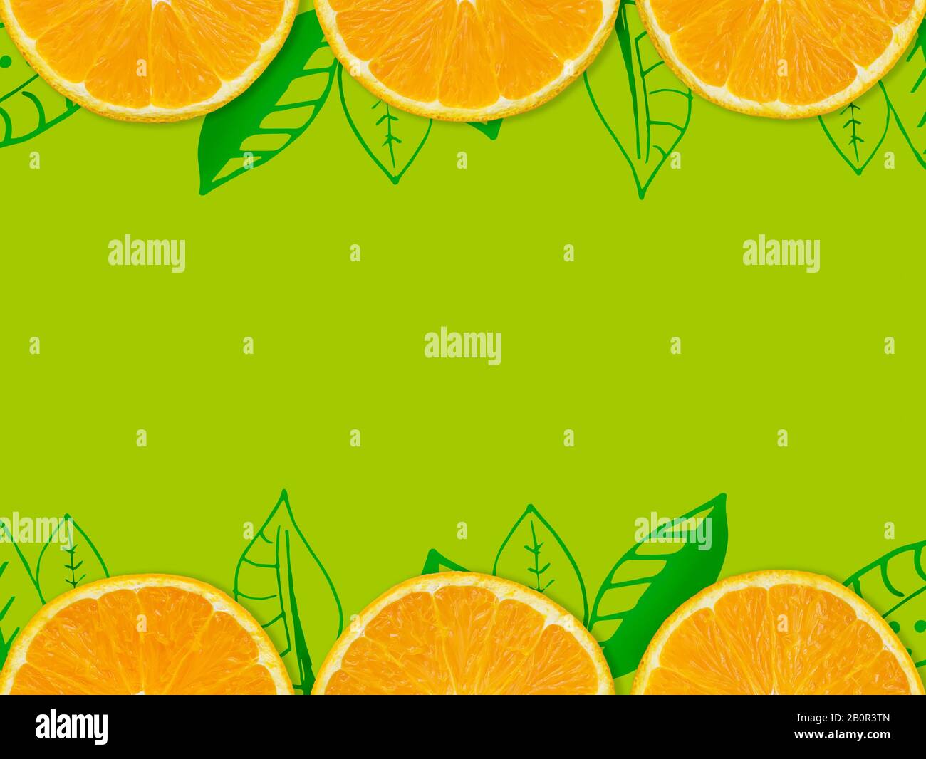 Abstrakter orangefarbener Hintergrund. Auf grünem Hintergrund isolierter, frischer orangefarbener Objektträger mit grünen Blättern für den Hintergrund von Speisen und Getränken Stockfoto