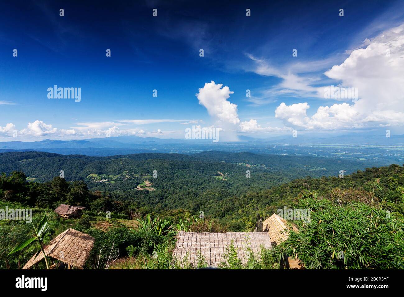 Landschaft mit grünen, schönen Bergen für den Naturhintergrund am Morgen auf dem Land Stockfoto