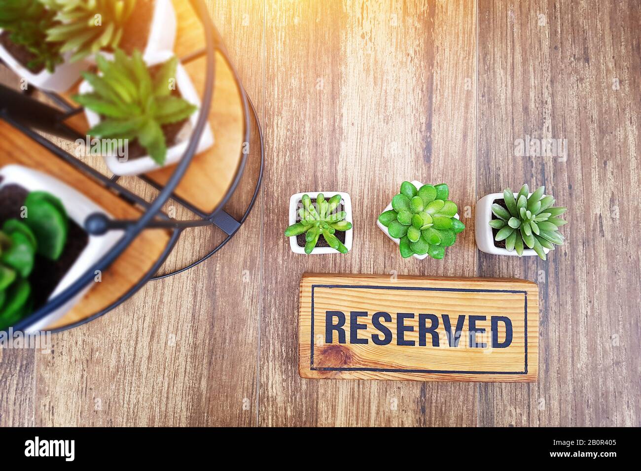 Reserviertes Zeichen auf einem Holztisch in einem Restaurant, Reservierung Sitz im Restaurant für die Datierung auf Tag feiern Konzept, Restaurant mit reserviert Stockfoto