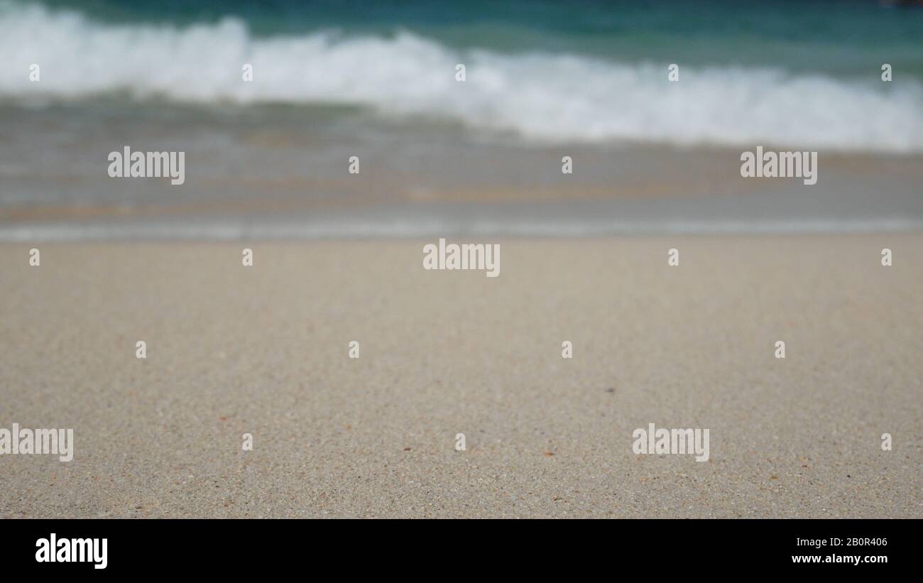 Sommerstrand und Urlaub am Meer Hintergrundtapete: Weißer Sandstrand und klares Wasser mit weißer Blasenwelle Stockfoto
