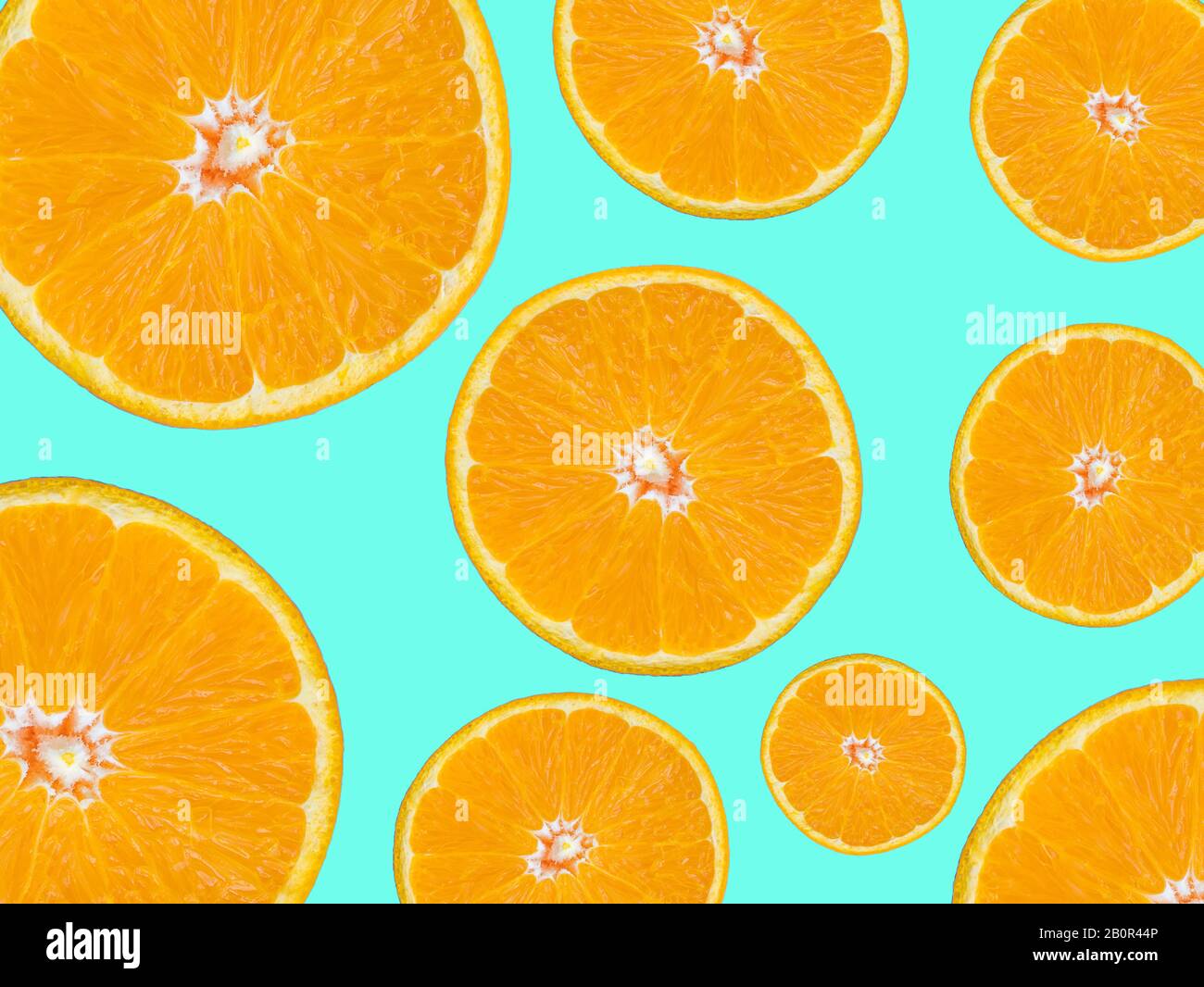 Orangefarbene Scheibe für den Hintergrund von Speisen und Getränken. Orangefarbene Scheiben strukturiertes Oberflächenmuster auf grünem Hintergrund, Pop-Art-Stil. Stockfoto