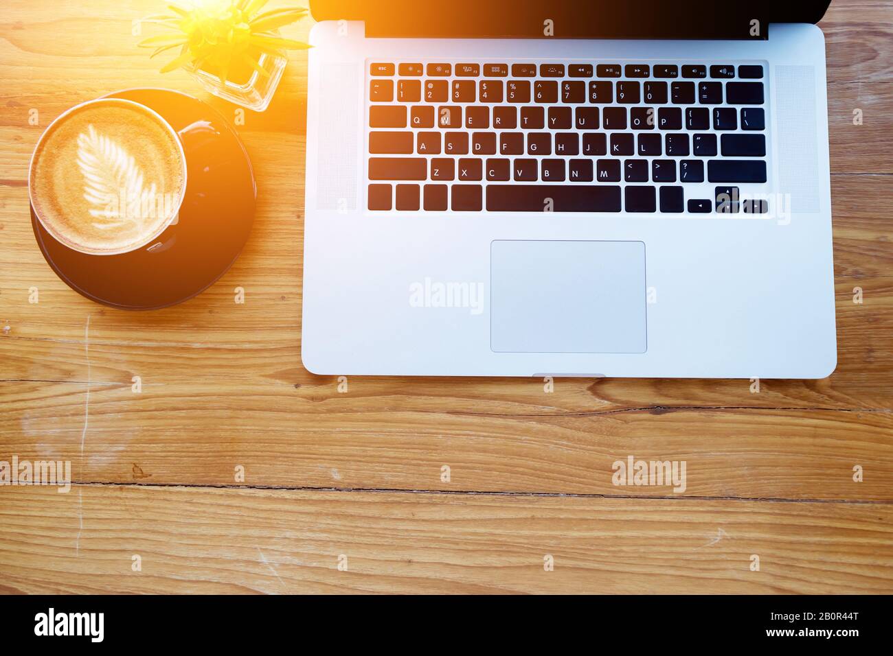 Workspace Concept. Laptop, Top View of Workplace mit Laptop auf Holztisch mit Kaffeetasse mit Platz für Ihren Text Stockfoto