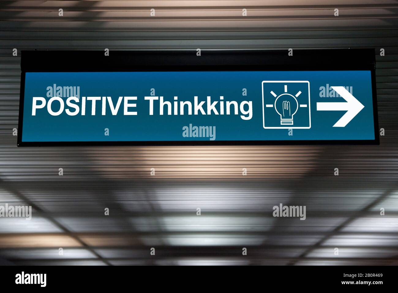 Denken Sie an ein positives Konzept. Unterschreiben Sie positives Denken mit dem Symbol für die Glühbirne und dem Pfeil für die Richtung. Stockfoto