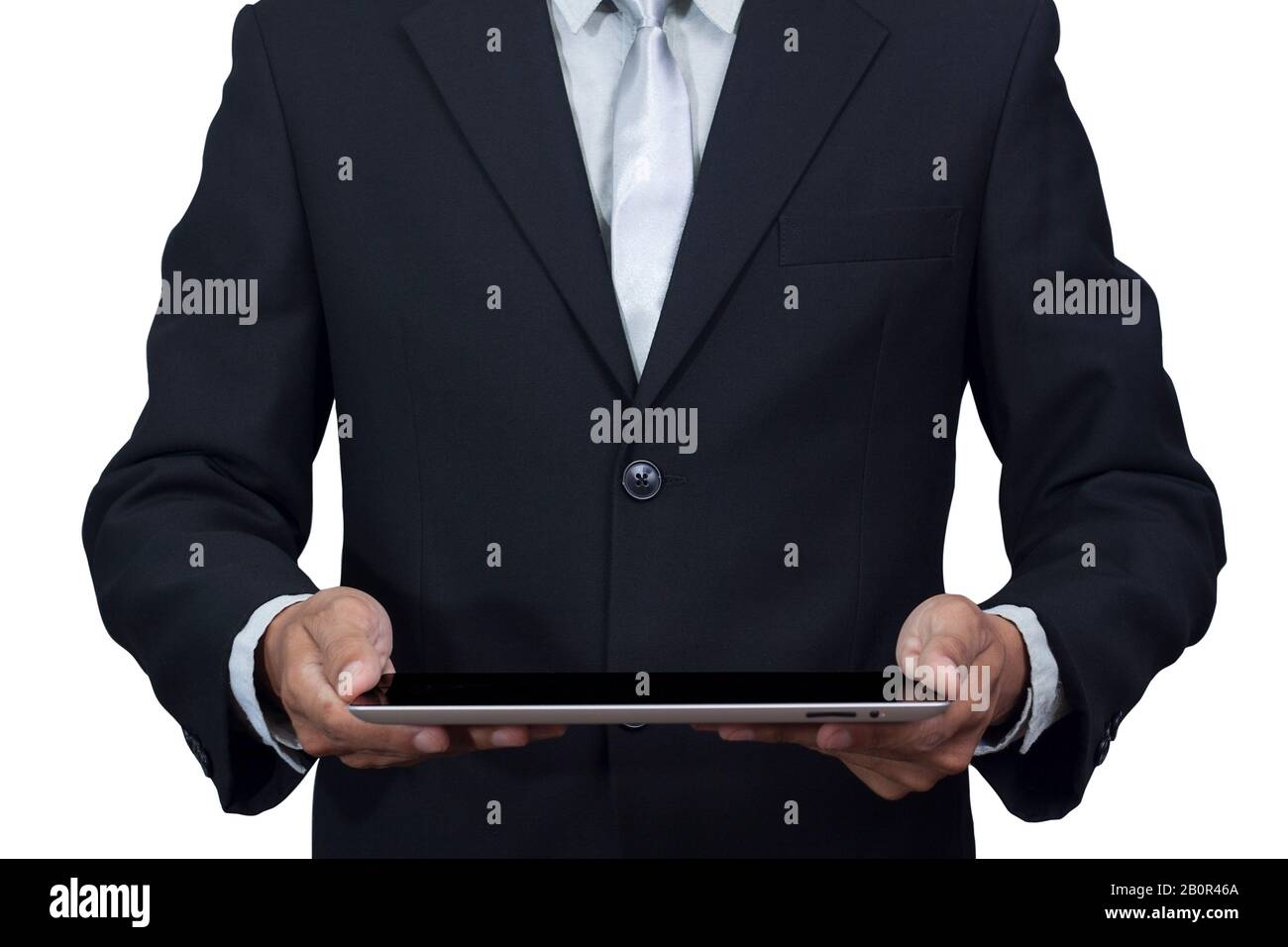 Technologie- und Geschäftskonzept. Geschäftsmann hält digitales Tablet isoliert auf weißem Hintergrund mit Beschneidungspfad. Junger Erwachsener, der an einem digitalen arbeitet Stockfoto
