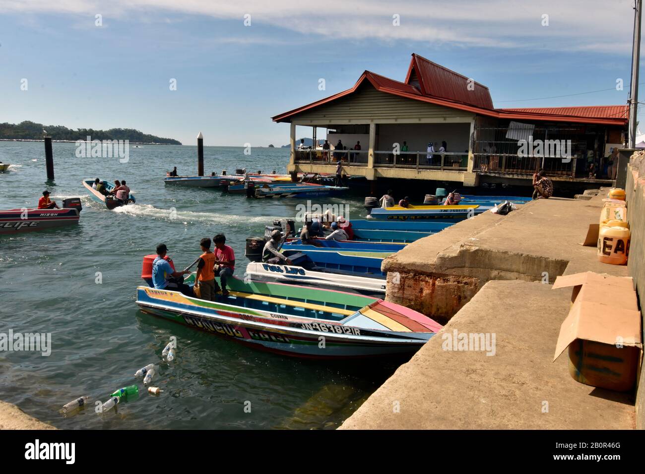 Transportboote dockten am Wasser an, Kota Kinabalu, Sabah, Borneo, Malaysia Stockfoto