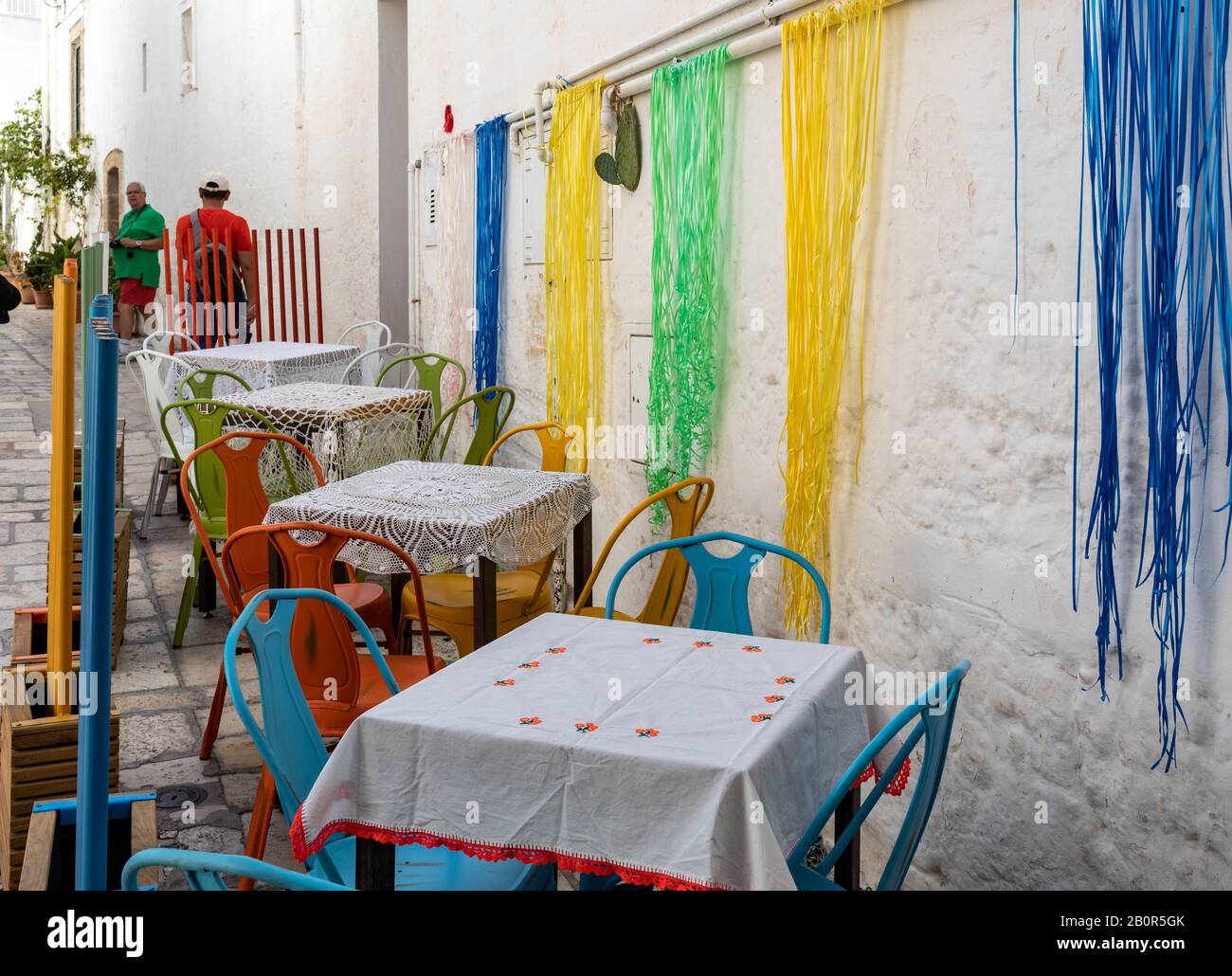 Polignano a Stute, Italien - 17. September 2019: Bunte Anordnung des Cafés in einer der Seitenstraßen von Polignano a Stute. Italien Stockfoto