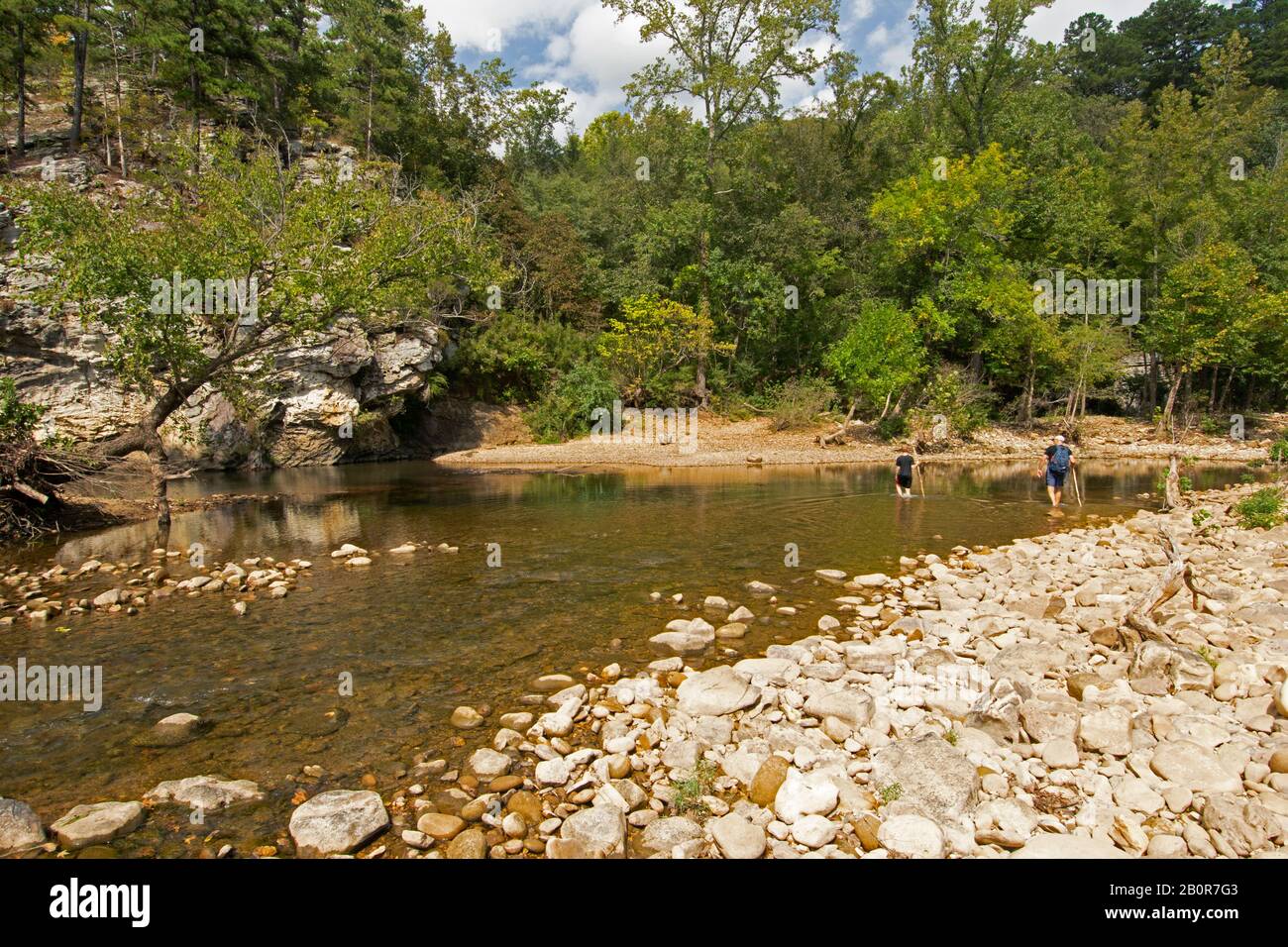 Zwei Wanderer überqueren den Buffalo National River Trail im Ozark National Forest Park, Arkansas, USA Stockfoto