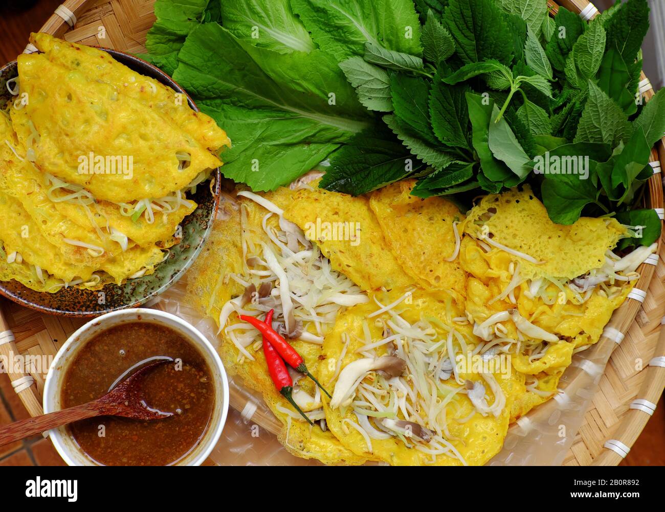 Vietnamesische Küche für vegetarische, hausgemachte vegane Pfannkuchen aus Reismehl, Zutaten mit gehackten Chayotr, abalone Pilze, Spross, Essen mit Kräutern Stockfoto