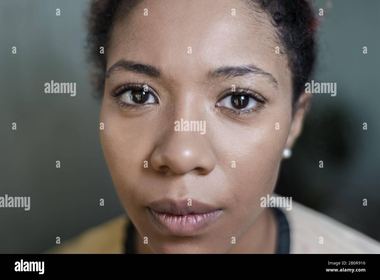 Porträt eines dunkelhäutigen Mädchens. Traurige afroamerikanische Frau Stockfoto