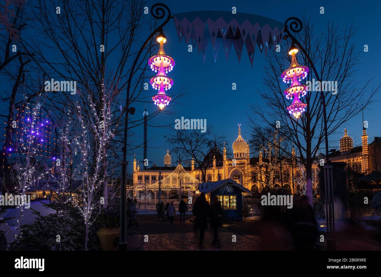 Light Festival und Winter in Tivoli Gardens, Kopenhagen. Abendlicht und Restaurant Nimb. Stockfoto