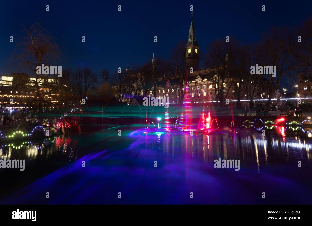 Light Festival und Winter in Tivoli Gardens, Kopenhagen. Tivoli Beleuchtungs-Laserlicht-Show. Kopenhagener Rathaus im Rücken. HDR composite Image. Stockfoto