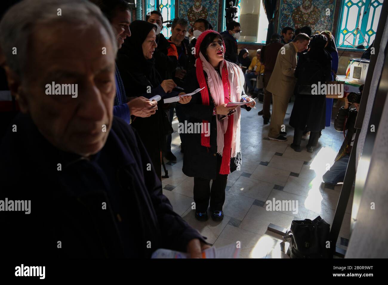 Teheran, Iran. Februar 2020. Iraner stimmen während der Parlamentswahl in einem Wahllokal in Teheran, Iran, ab. Die Iraner begannen mit der Wahl in einer Parlamentswahl, die die Konservativen voraussichtlich dominieren werden, und kapitalisierten aus öffentlicher Wut gegen den gemäßigten konservativen Präsidenten Hassan Rouhani über eine verwüstete Wirtschaft, Korruption und mehrere Krisen. Credit: Rouzbeh Fouladi/ZUMA Wire/Alamy Live News Stockfoto