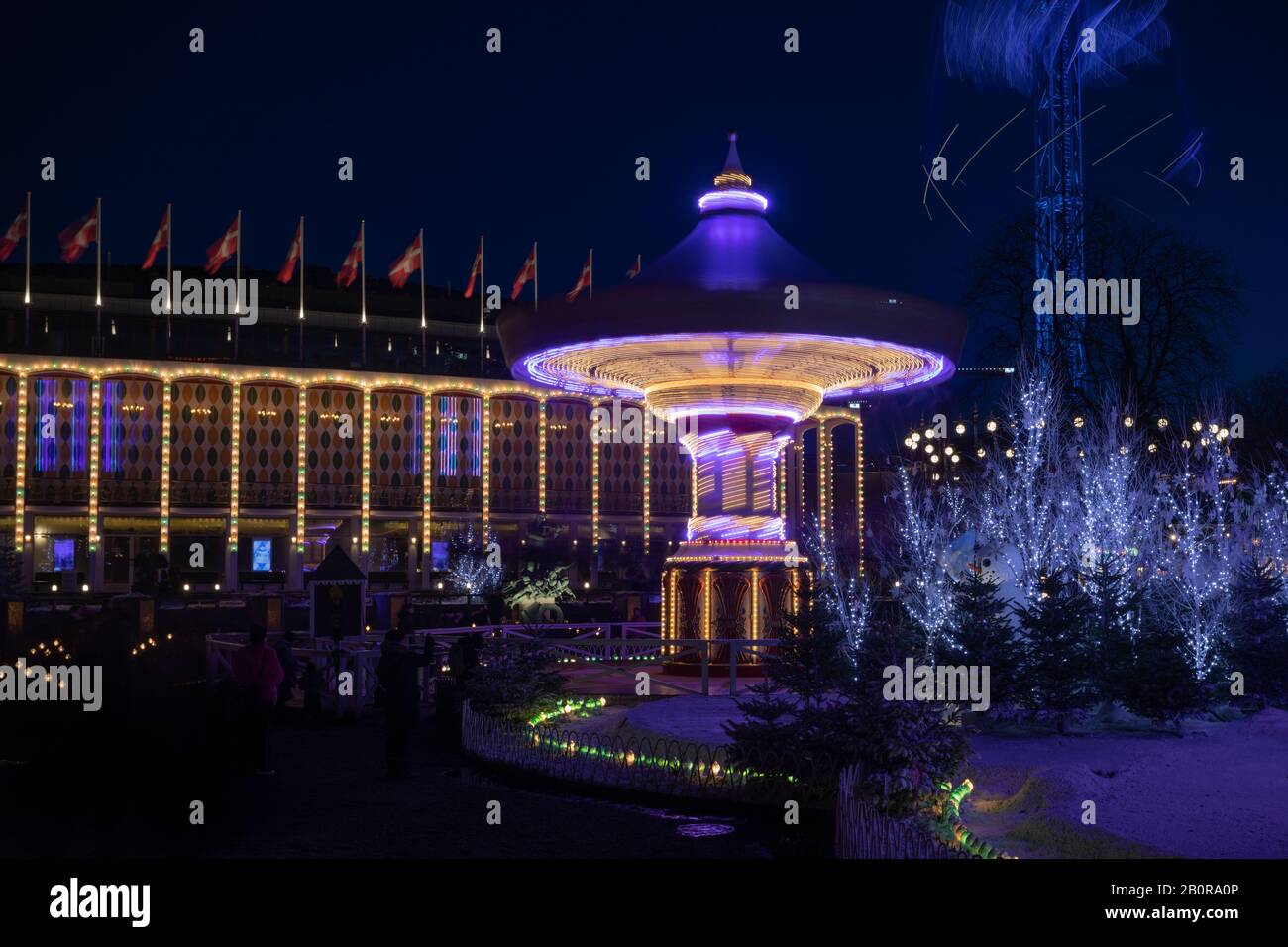 Light Festival und Winter in Tivoli Gardens, Kopenhagen. Laserlicht und fröhliches kommen beim Konzerthaus Tivoli vorbei. Stockfoto