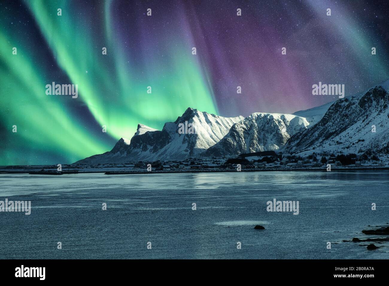 Aurora Borealis, Nordlichter Über dem verschneiten Berg auf den Lofoten Inseln in Norwegen Stockfoto