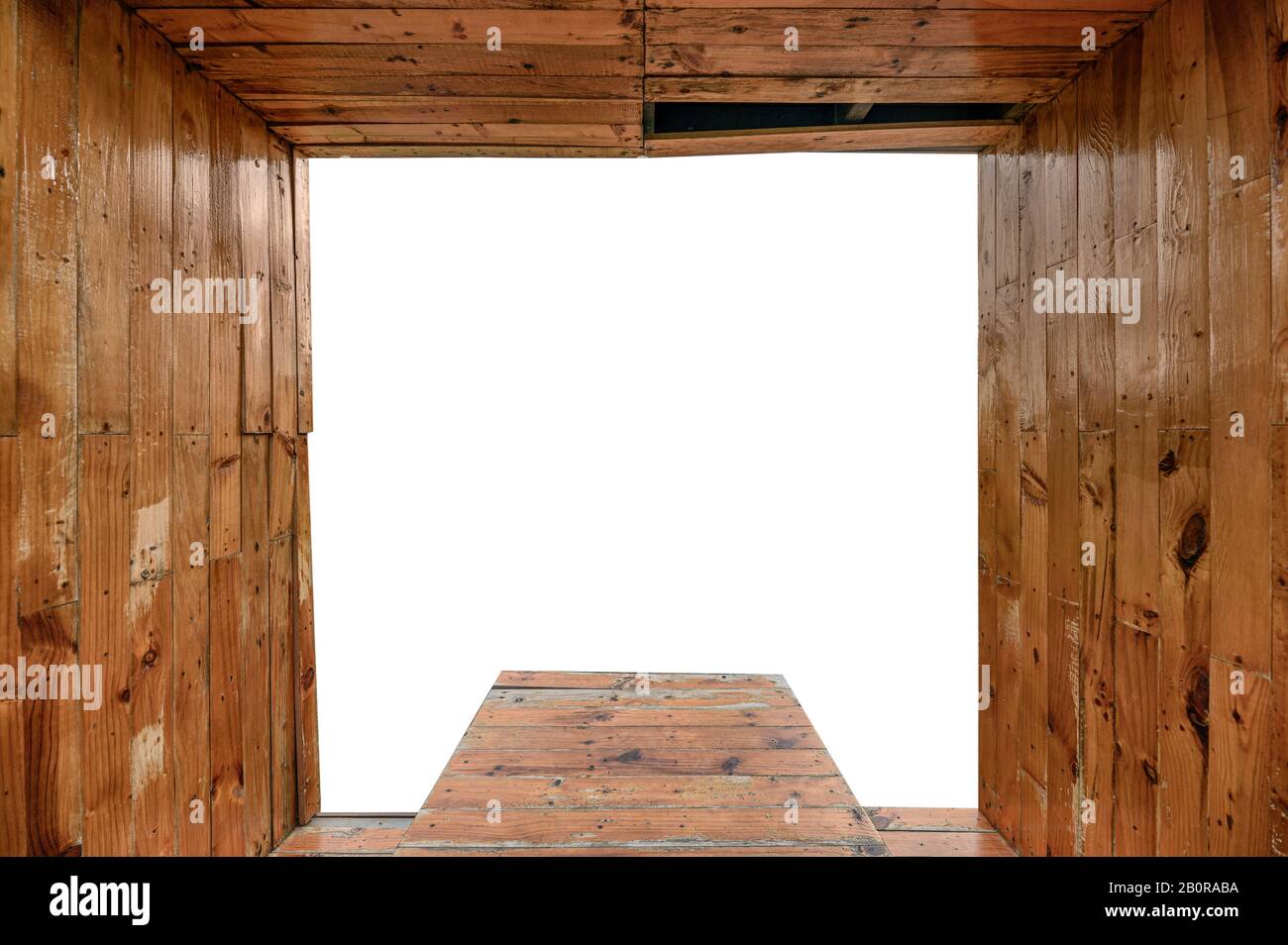 Innenseite der braunen Holzbohlen auf weißem Grund Stockfoto