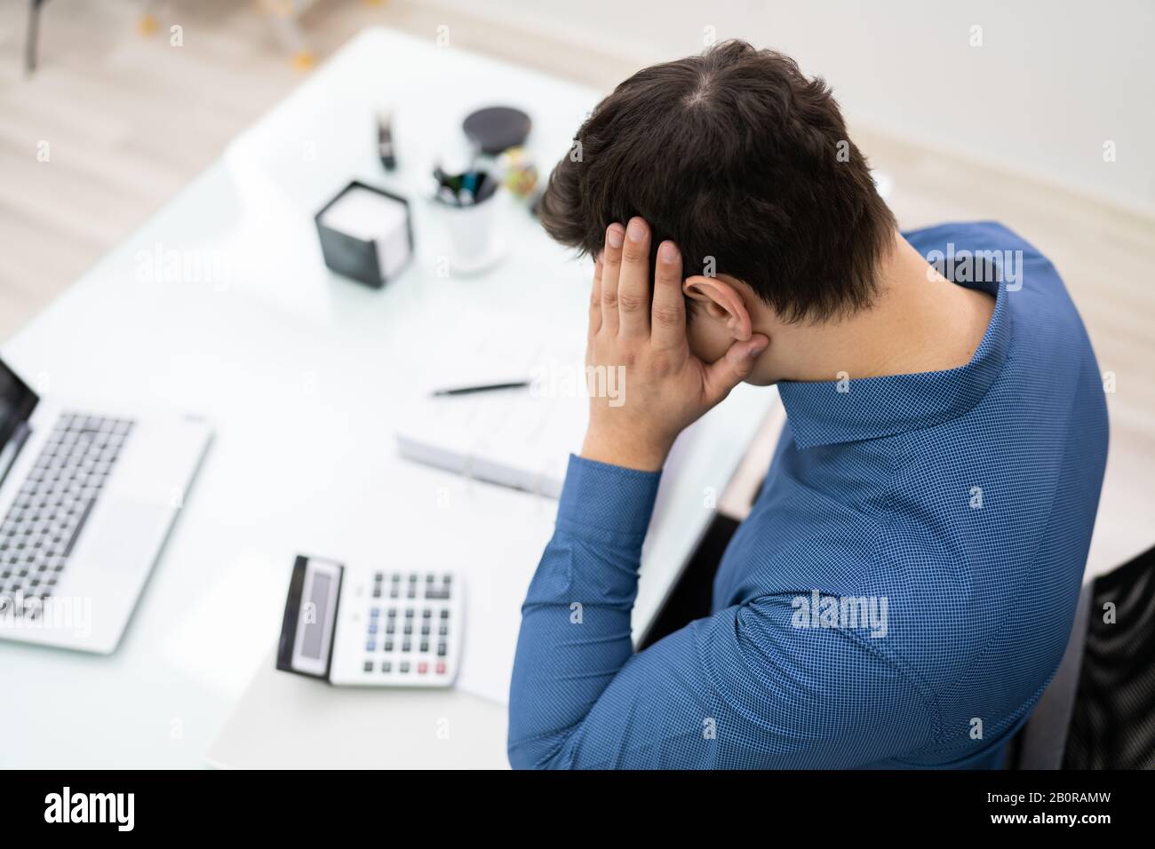Junge Unternehmer, Die Die Steuer Am Schreibtisch Im Büro Berechnen Stockfoto