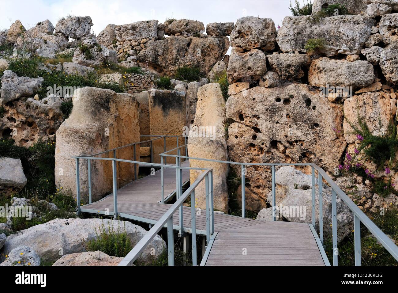 Neolithisches Kalksteintor am ggantija-tempel-Komplex in Xaghra auf der Insel Gozo, Malta. Stockfoto