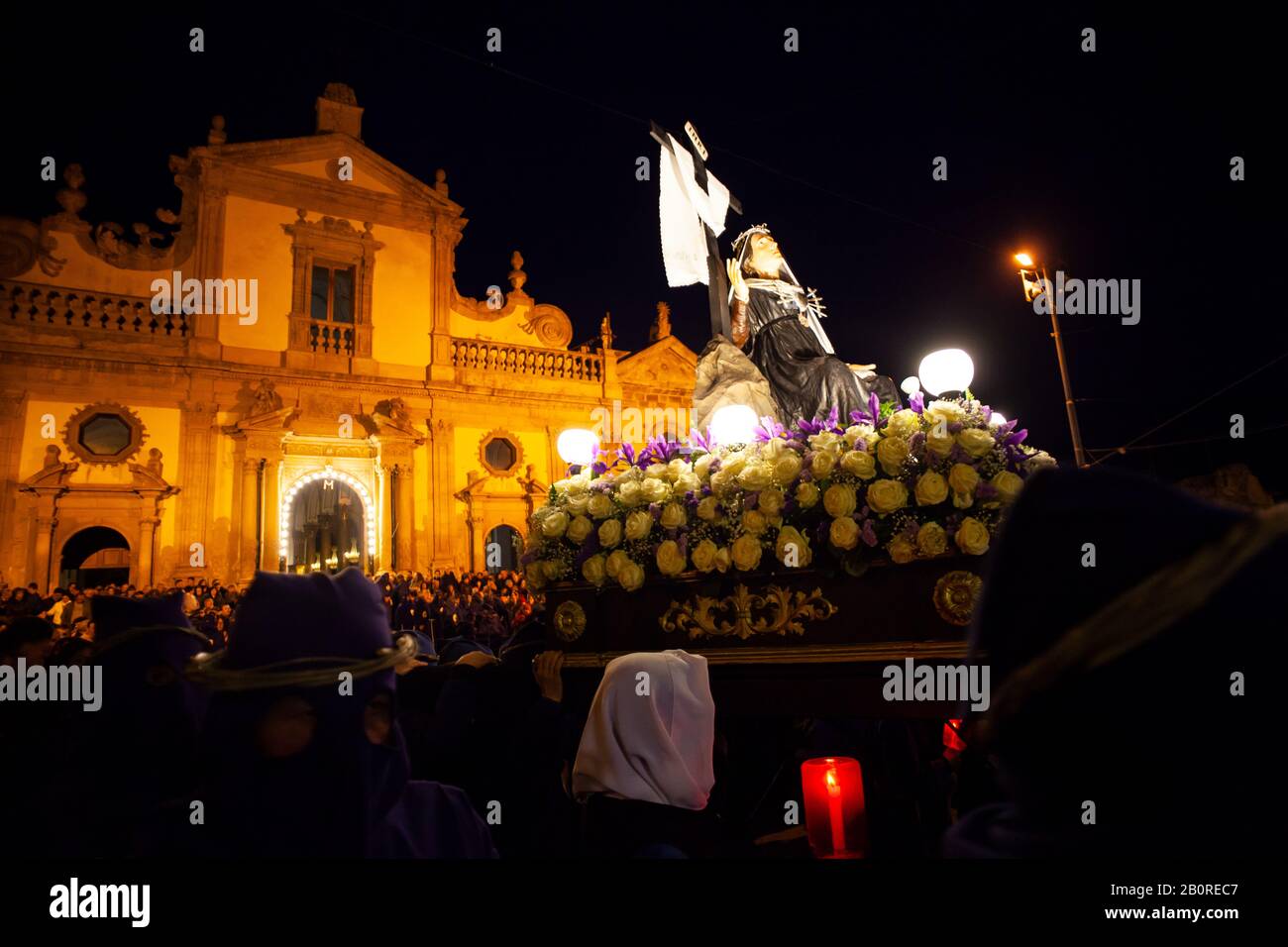 Leonforte, SIZILIEN - 19. APRIL: Christliche Brüder bei der traditionellen Karfreitagsprozession am 19. April 2019 Stockfoto