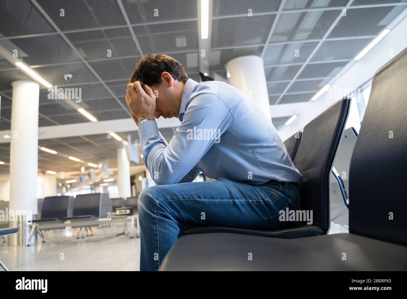 Flugverzögerung Und Stornierung. Verärgerter Mann Im Flughafen. Stockfoto