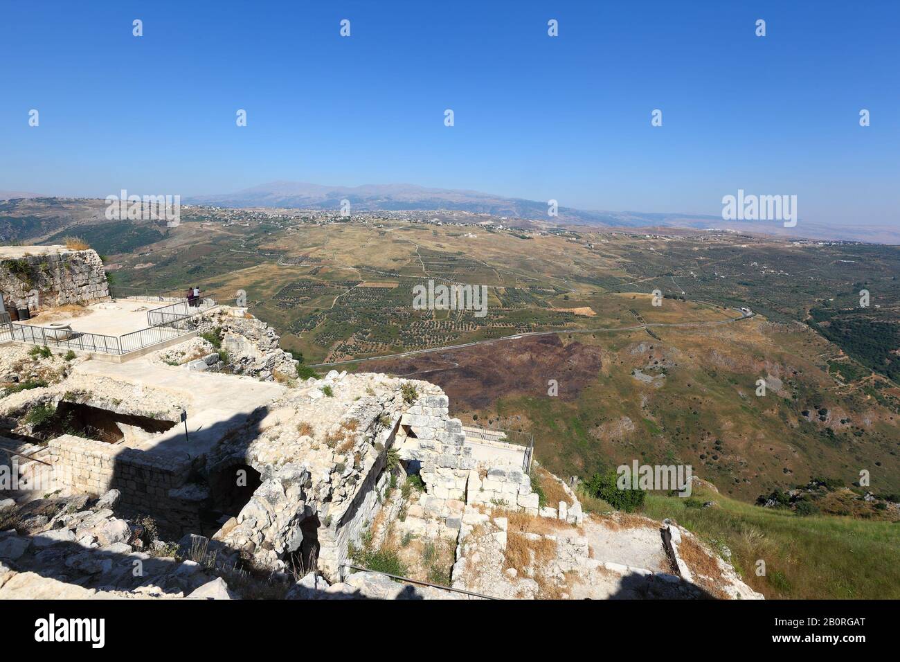 Libanon: Blick von den Überresten des Kreuzfahrerforts Beaufort auf das Flusstal von Litani und den Berg Hermon. Stockfoto