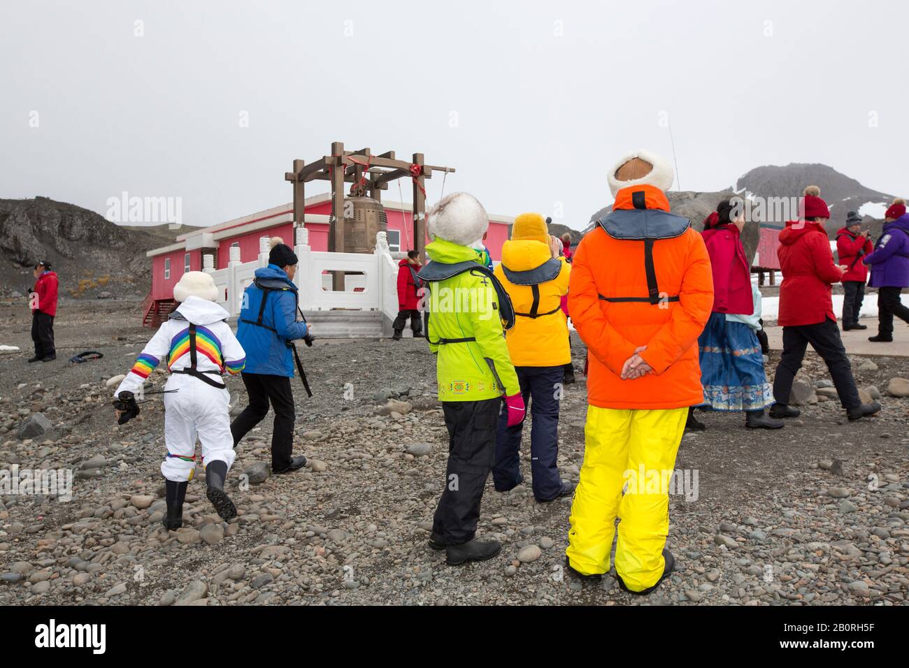 Chinse-Touristen von einem Kreuzfahrtschiff, das die Great Wall Station besucht, China erste Antarktisforschungsstation auf King George Island im S Stockfoto