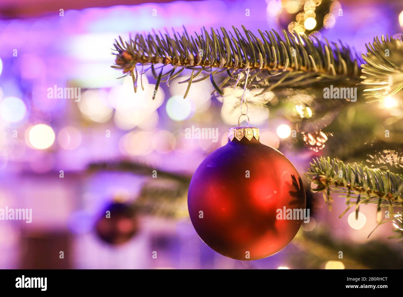 Weihnachtsbaumschmuck, Weihnachtsbaumball, auf einem Weihnachtsbaum bei einer Weihnachtsfeier, Köln, Nordrhein-Westfalen, Deutschland Stockfoto