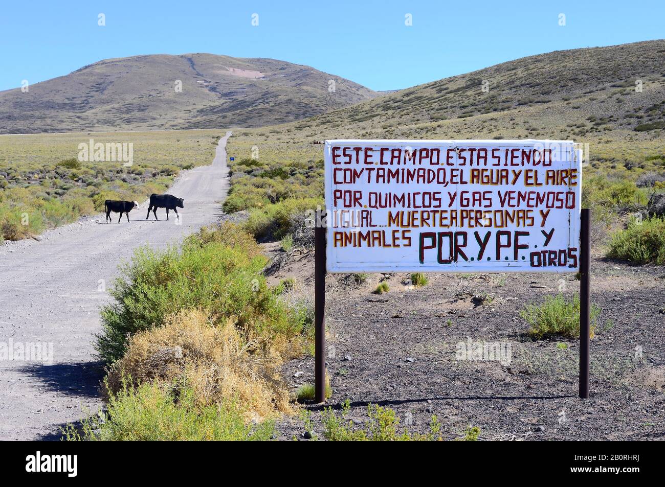 Protestschild gegen die Ölgesellschaft YPF auf der Seite der Ruta 40, in der Nähe von Malarguee, Provinz Mendoza, Argentinien Stockfoto