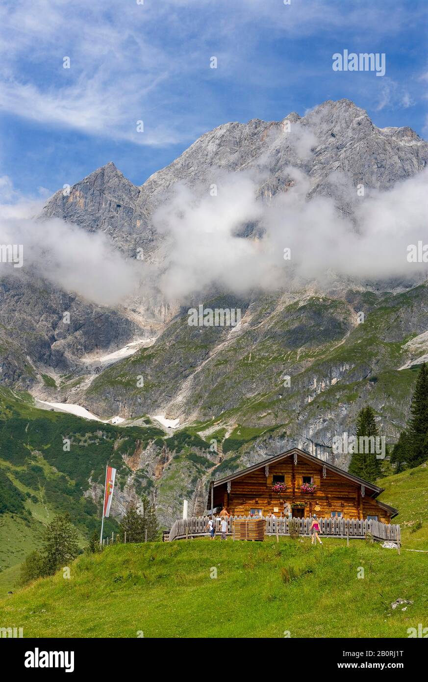 Alpenhütte mit Blick auf Hochkoenig, Mühlbach am Hochkoenig, Pongau, Land Salzburg, Österreich Stockfoto