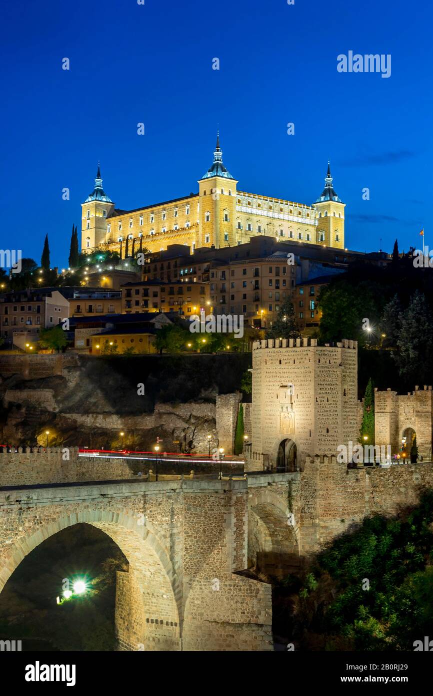 Brückentor, Alcantara-Brücke, Puente del Alcantara, über den Fluss Tajo, mit Alcazar de Toledo, Nachtblick, Toledo, Castilla-La Mancha, Spanien Stockfoto